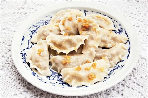  Pierogi z mięsem! Zapiekaj w roztopionej śmietanie lub podawaj z chrupiącym karmelizowanym boczkiem, ten rosyjski przysmak rozpieszcza podniebienie niezrównaną kombinacją miękko ugotowanego farszu i delikatnego ciasta.